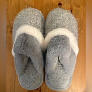 Grey Slippers Women's Size US 7-8 Cozy New Gray & White Faux Fur Slip On Lounge